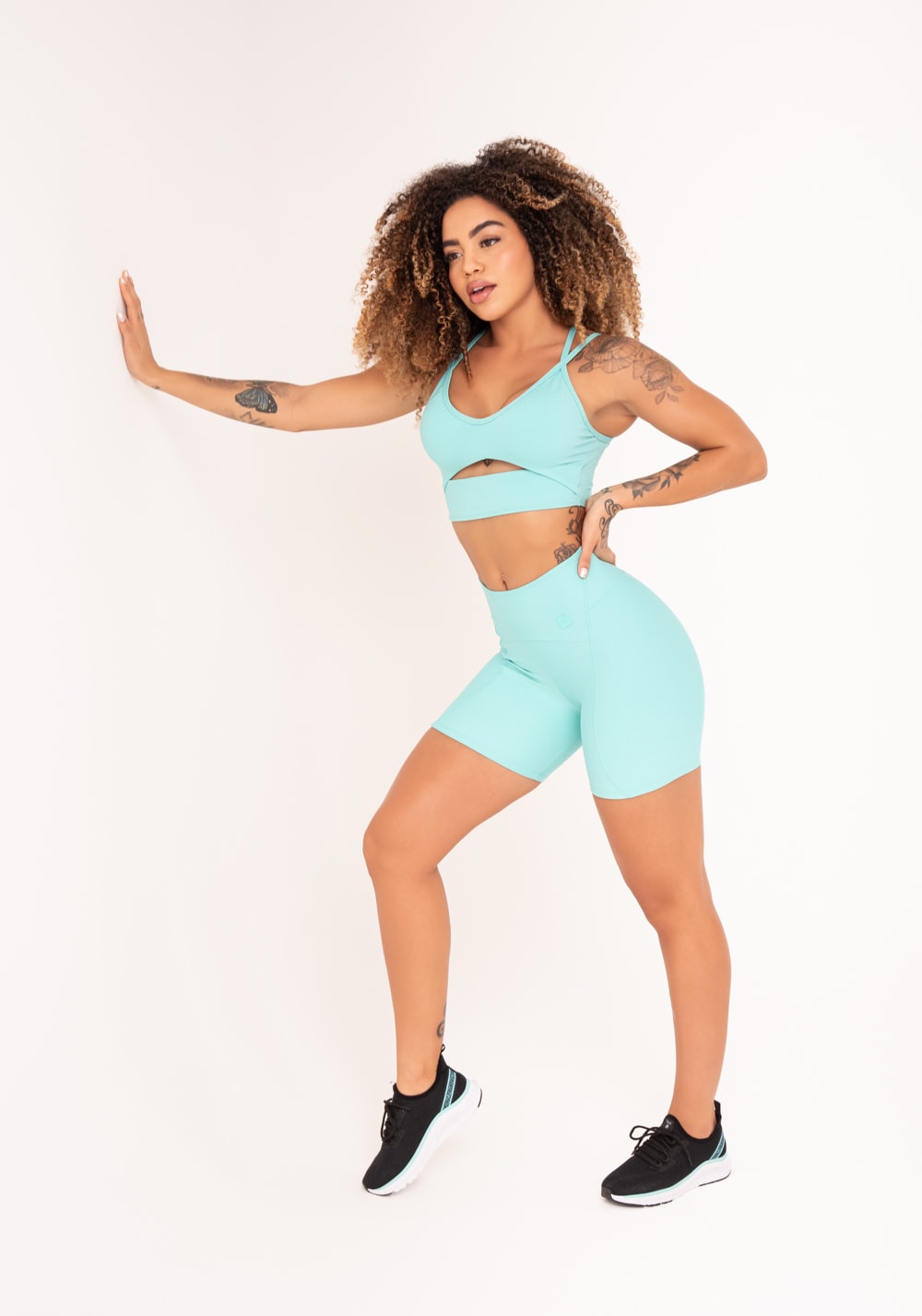 Bermuda fitness feminina verde com recortes e pesponto flow