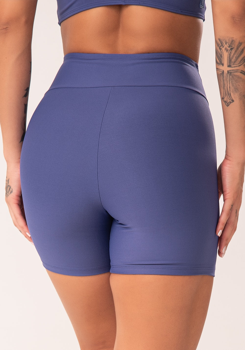Bermuda fitness feminina azul com recortes e pesponto flow