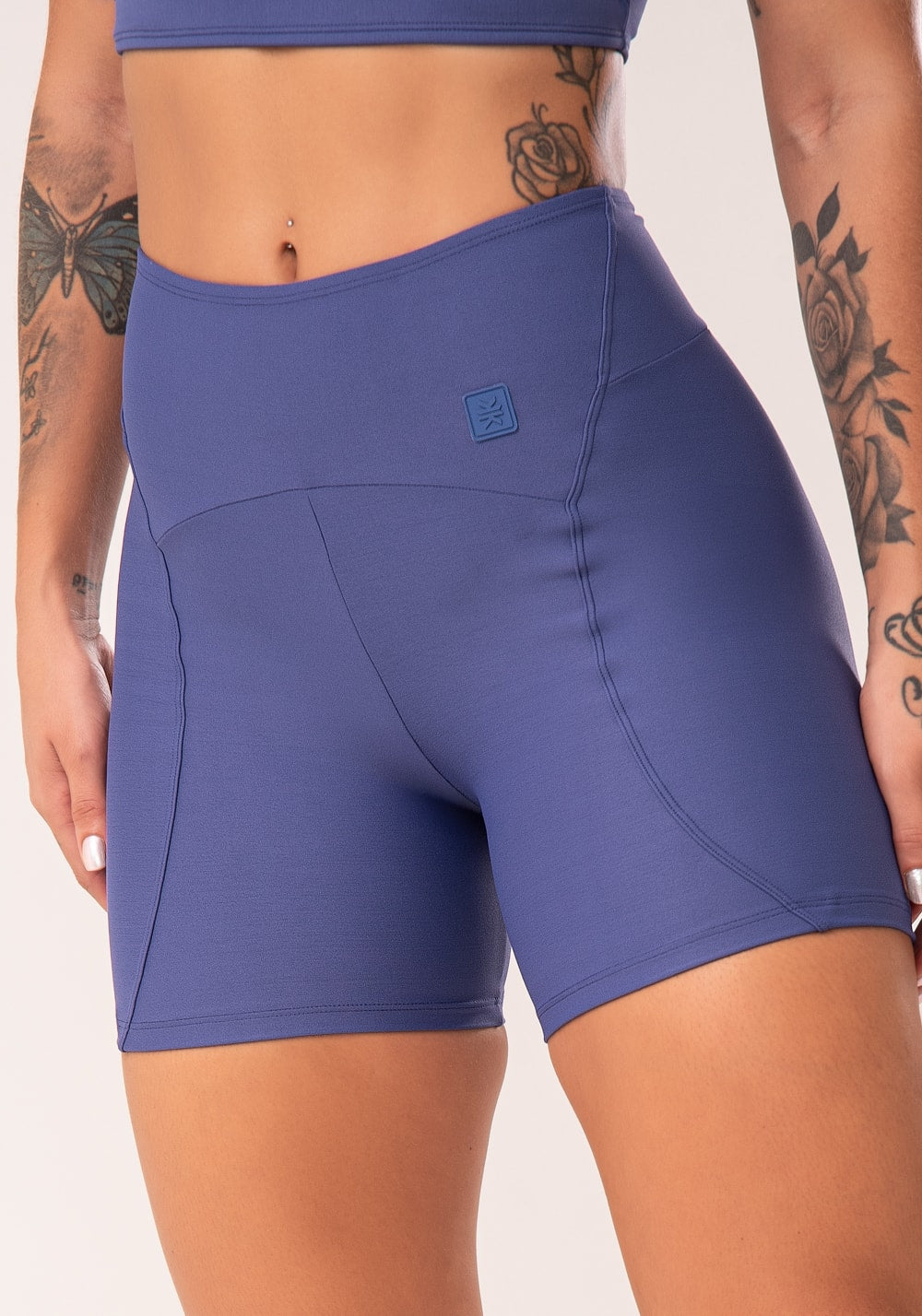Bermuda fitness feminina azul com recortes e pesponto flow