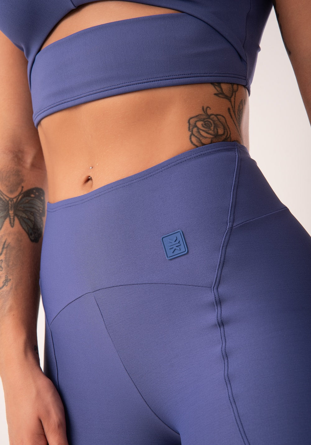 Bermuda fitness feminina azul com recortes e pesponto flow