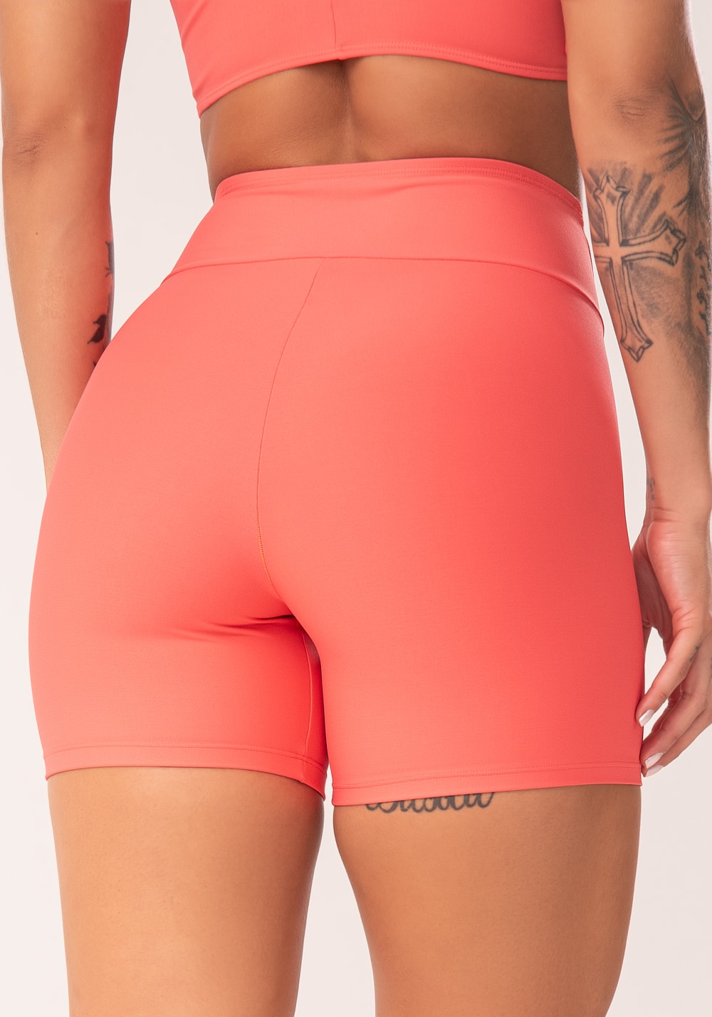 Bermuda fitness feminina coral com recortes e pesponto flow