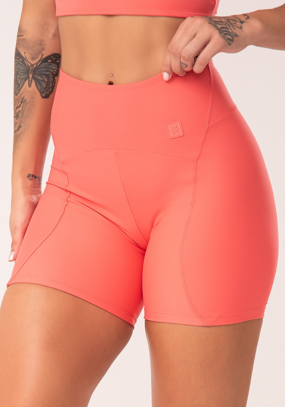 Bermuda fitness feminina coral com recortes e pesponto flow