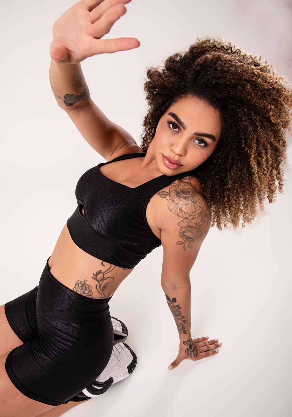 Top fitness feminino preto logomania costas cruzadas flow