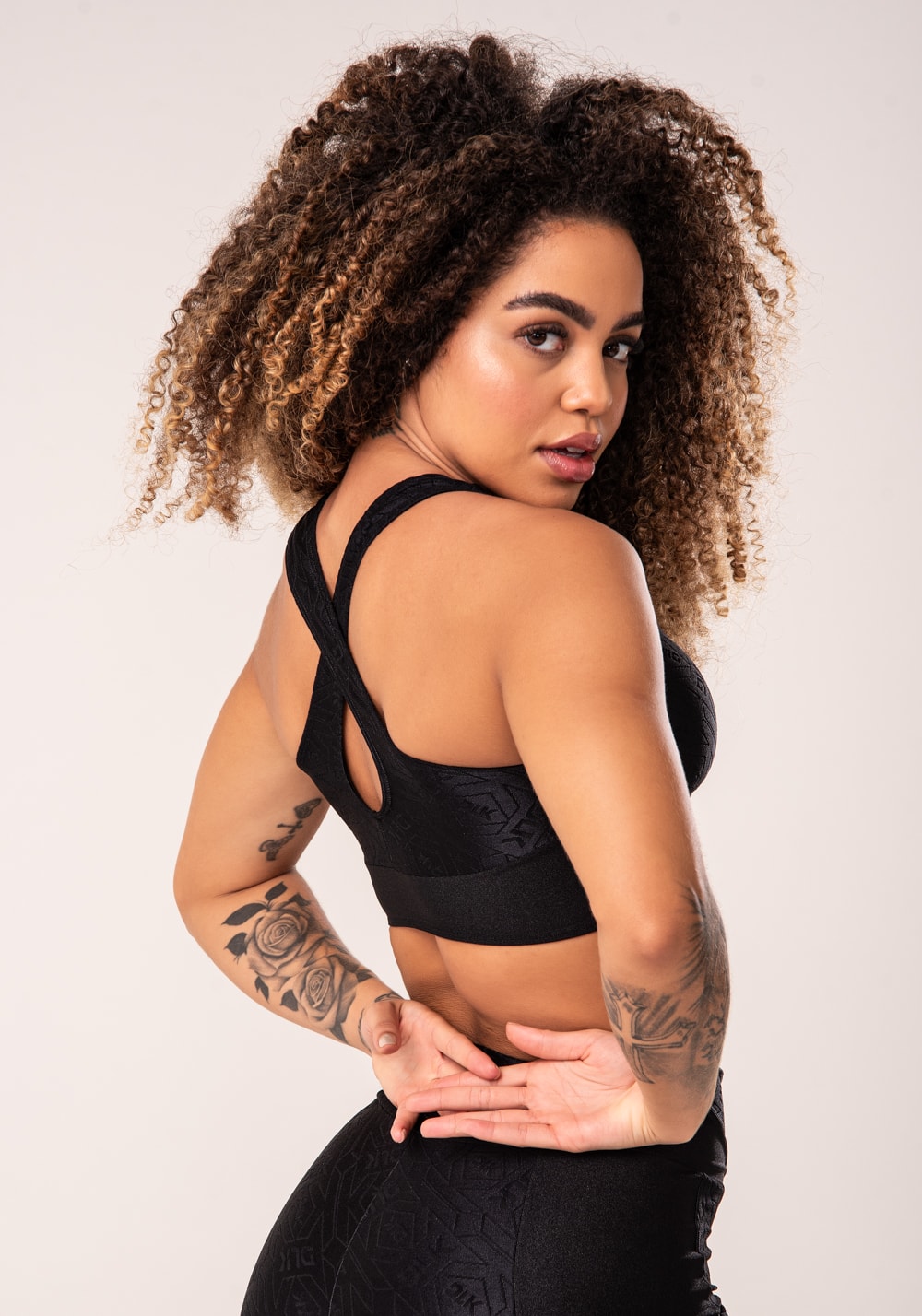 Top fitness feminino preto logomania costas cruzadas flow