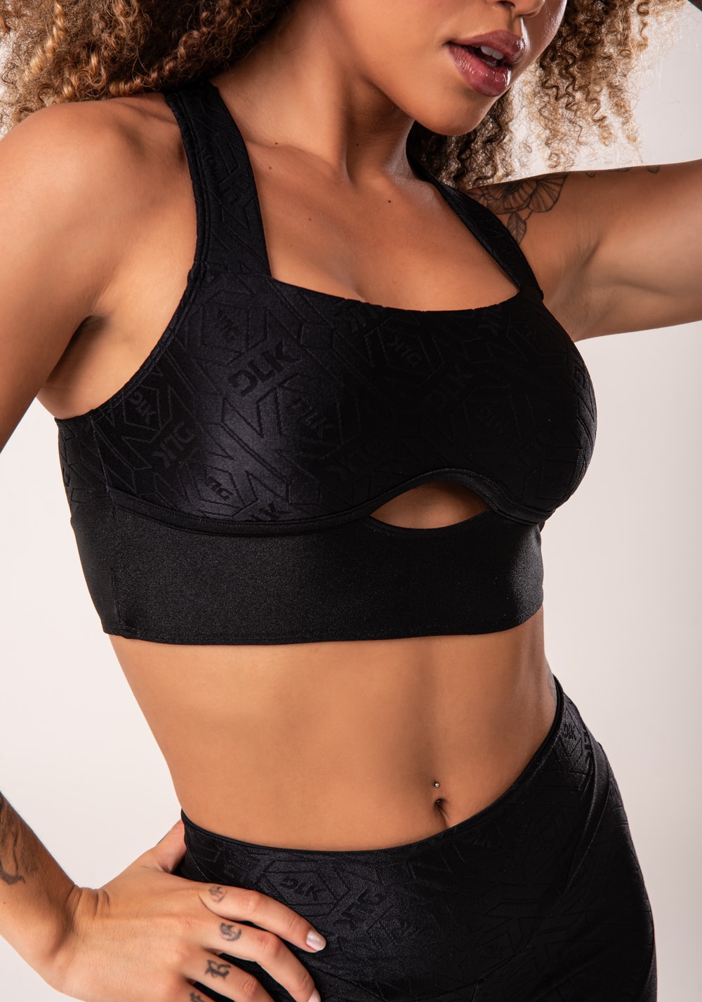 Top fitness feminino preto logomania costas cruzadas flow