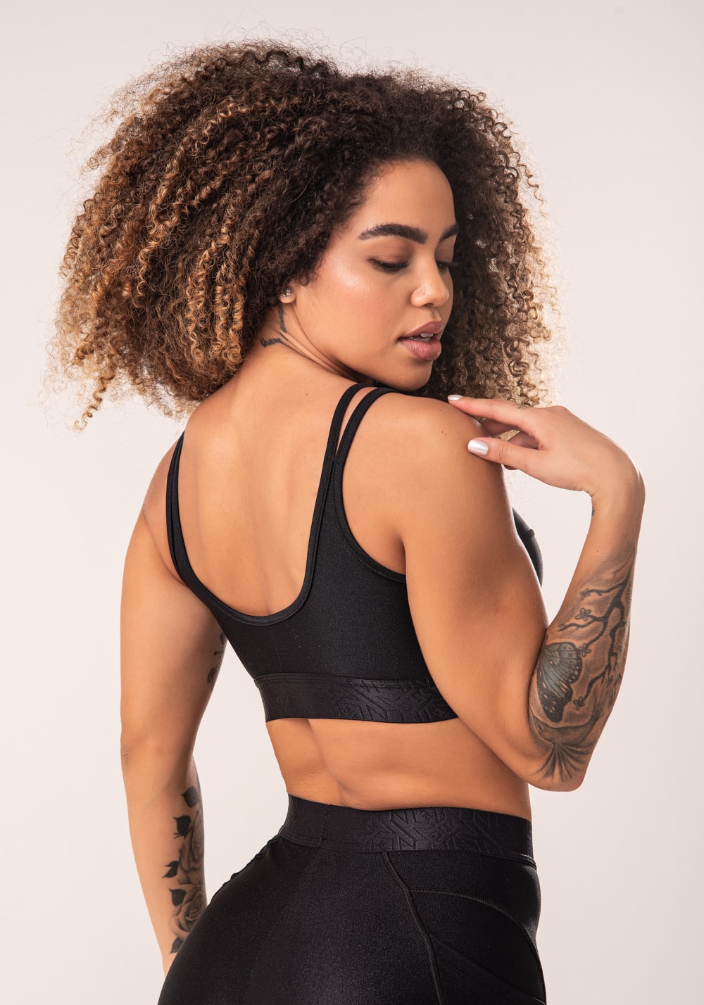 Top fitness feminino preto com alças duplas e elástico flow