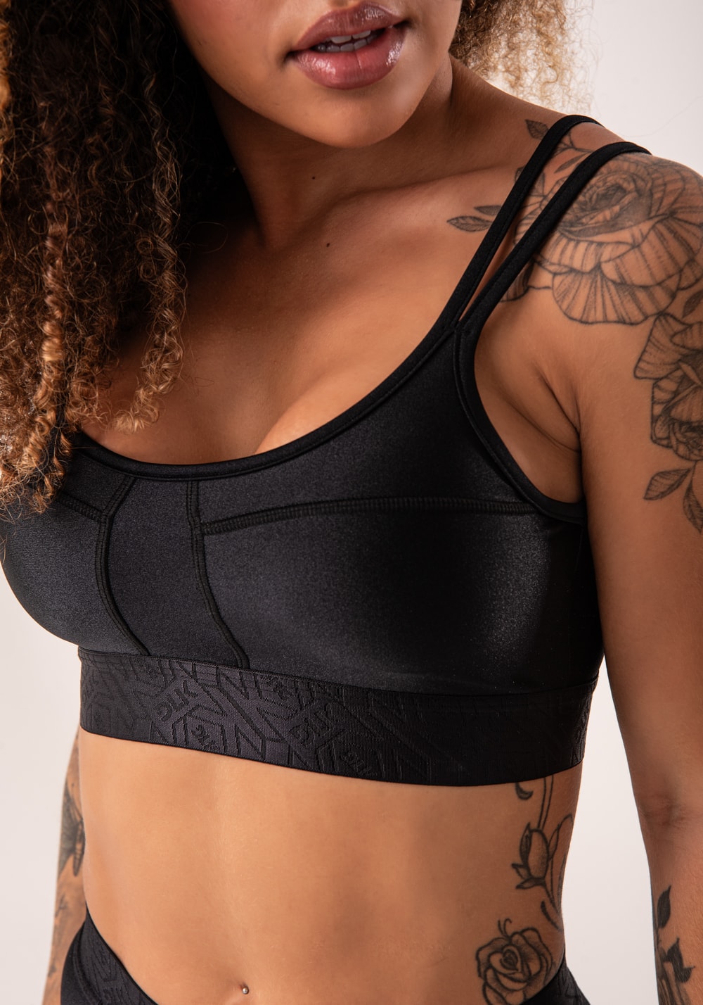 Top fitness feminino preto com alças duplas e elástico flow