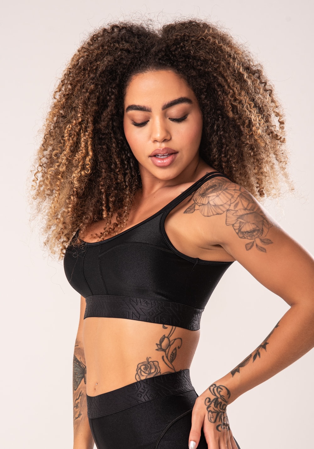Top fitness feminino preto com alças duplas e elástico flow