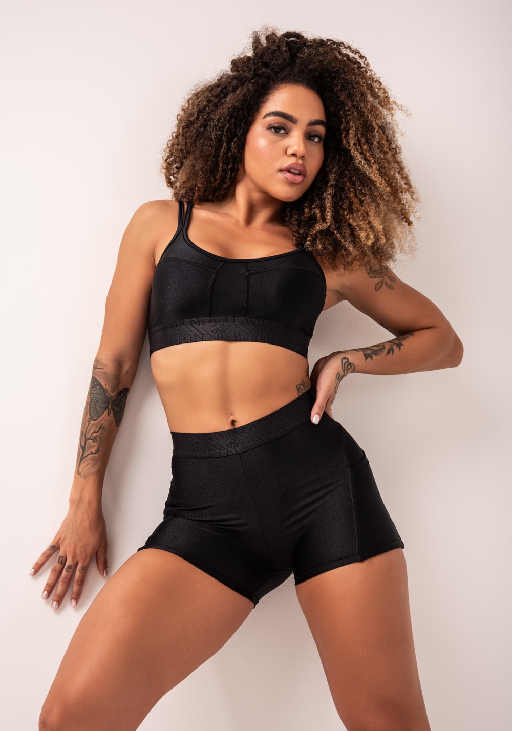 Top fitness feminino preto com alças duplas e elástico flow