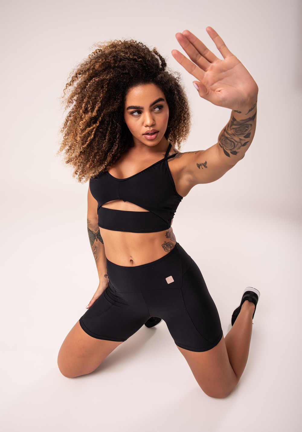 Top fitness feminino preto cut-out com decote franzido flow
