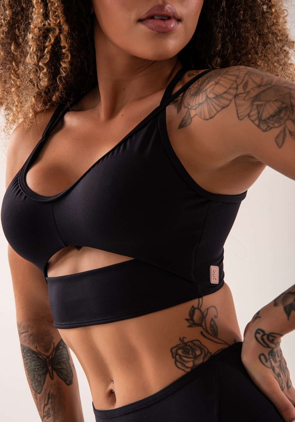 Top fitness feminino preto cut-out com decote franzido flow