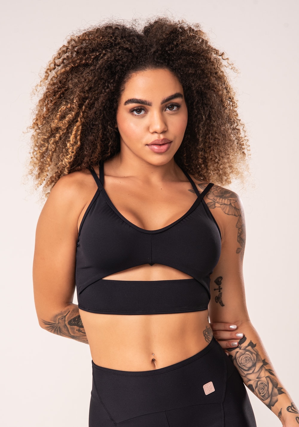 Top fitness feminino preto cut-out com decote franzido flow