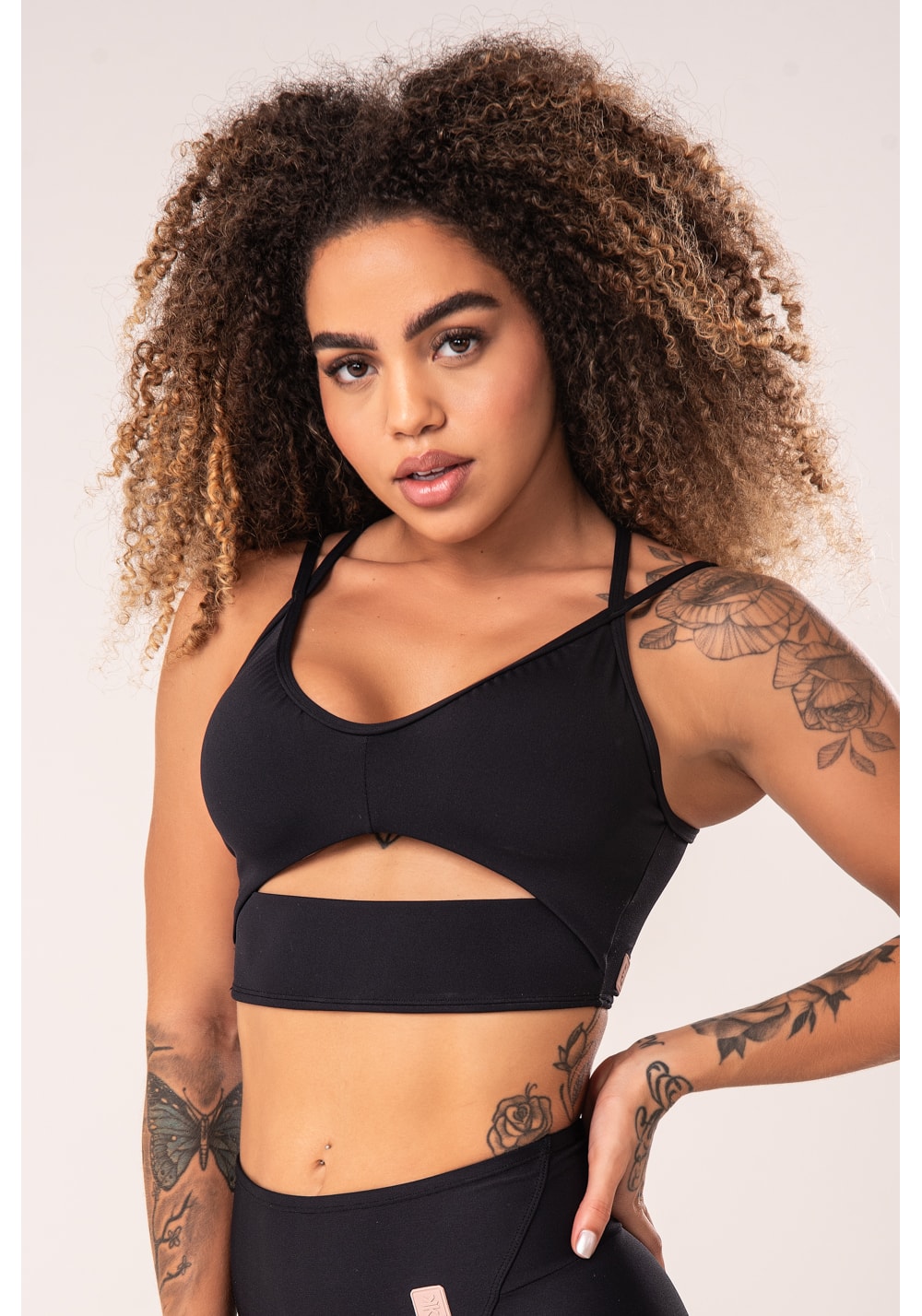 Top fitness feminino preto cut-out com decote franzido flow