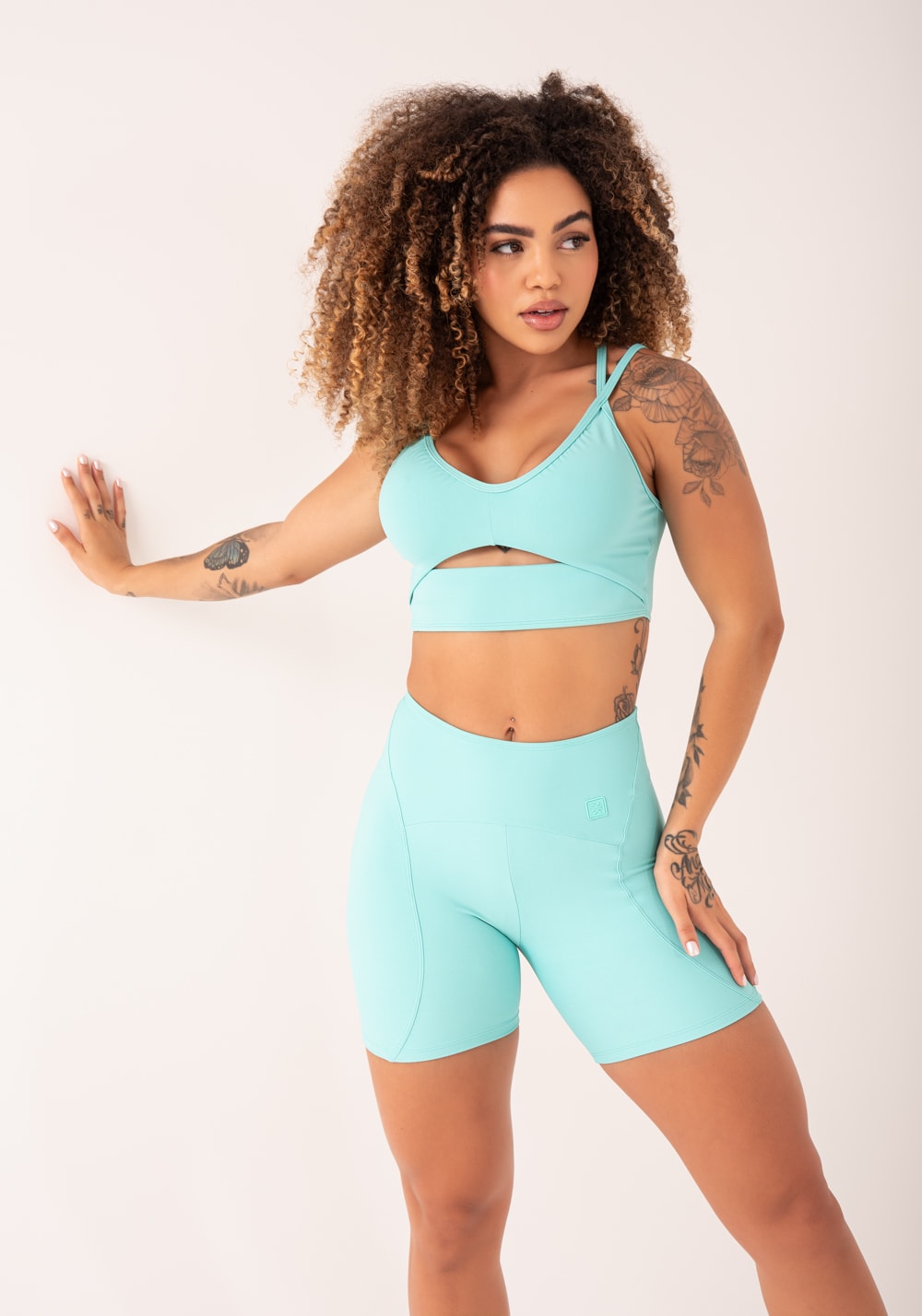 Top fitness feminino verde cut-out com decote franzido flow