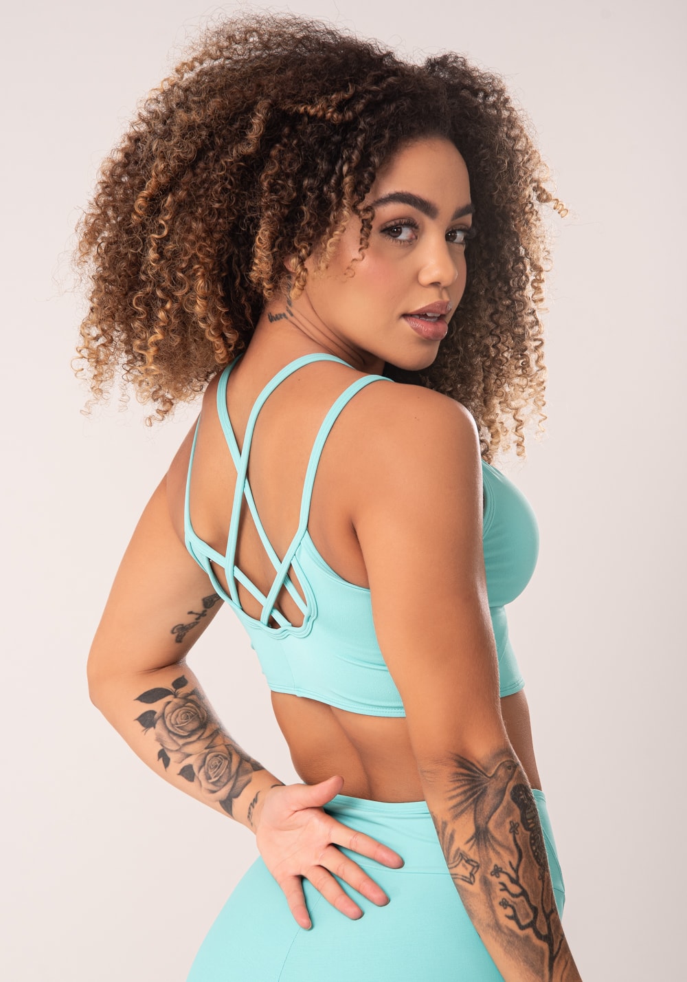 Top fitness feminino verde cut-out com decote franzido flow