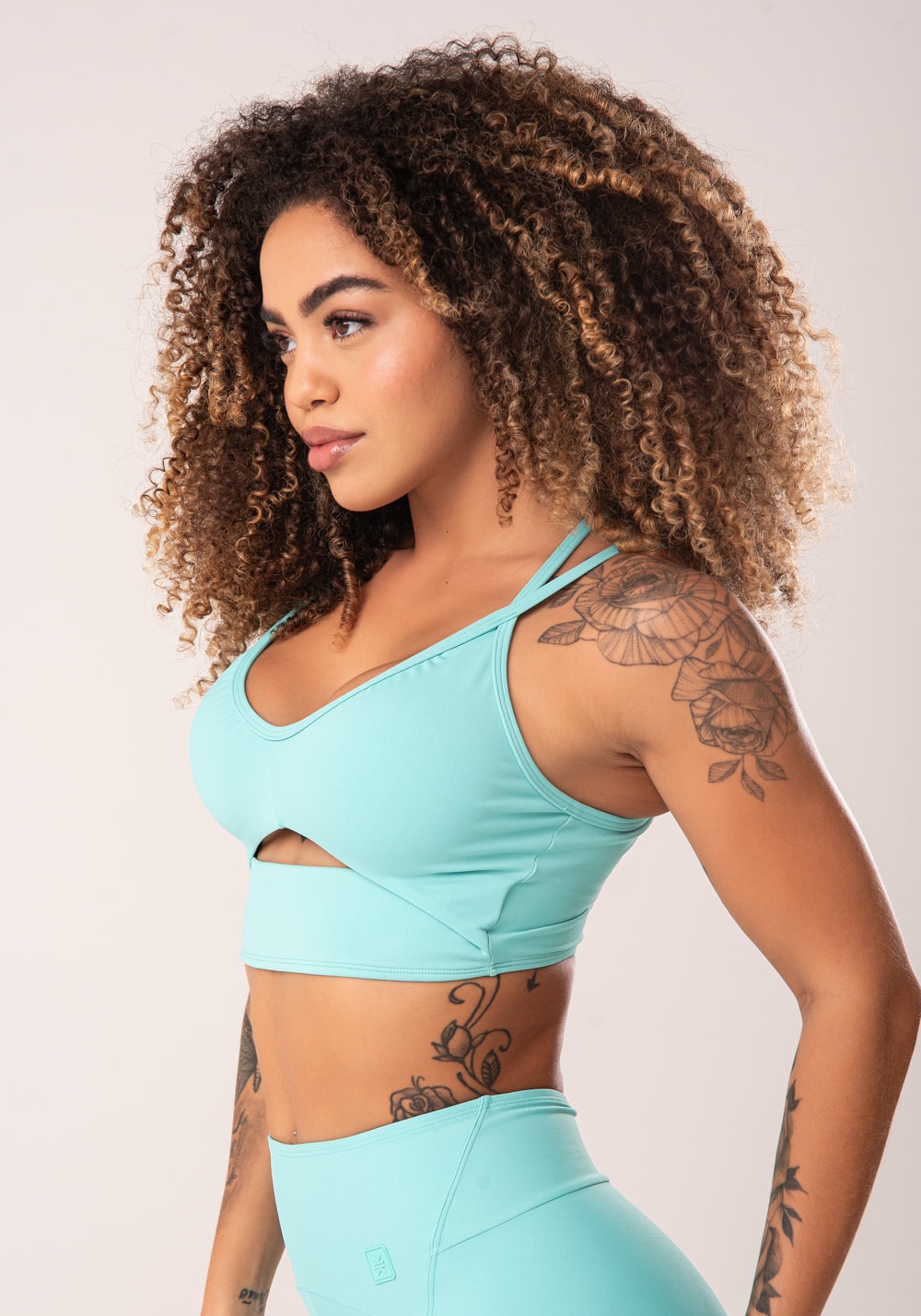 Top fitness feminino verde cut-out com decote franzido flow