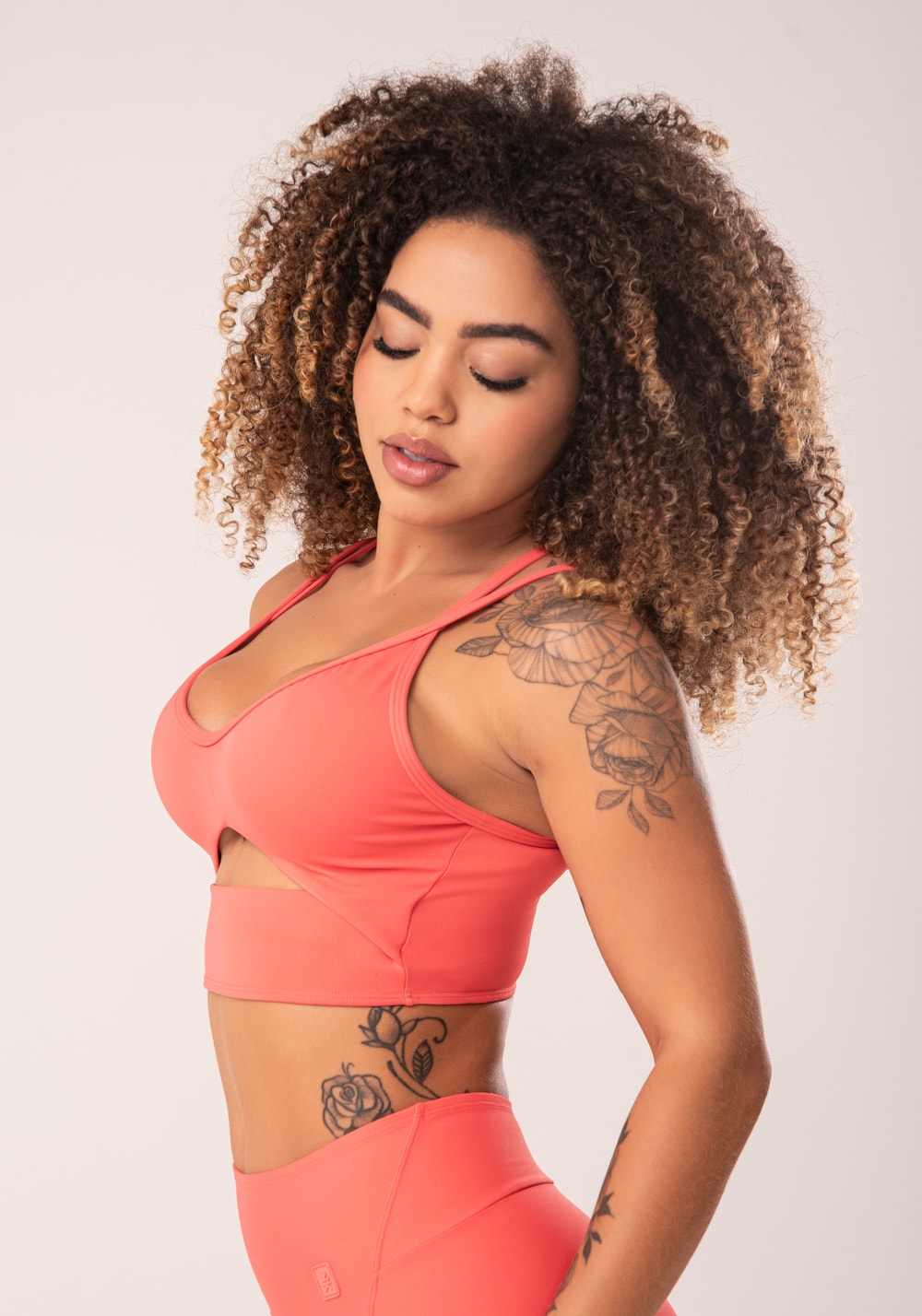Top fitness feminino coral cut-out com decote franzido flow