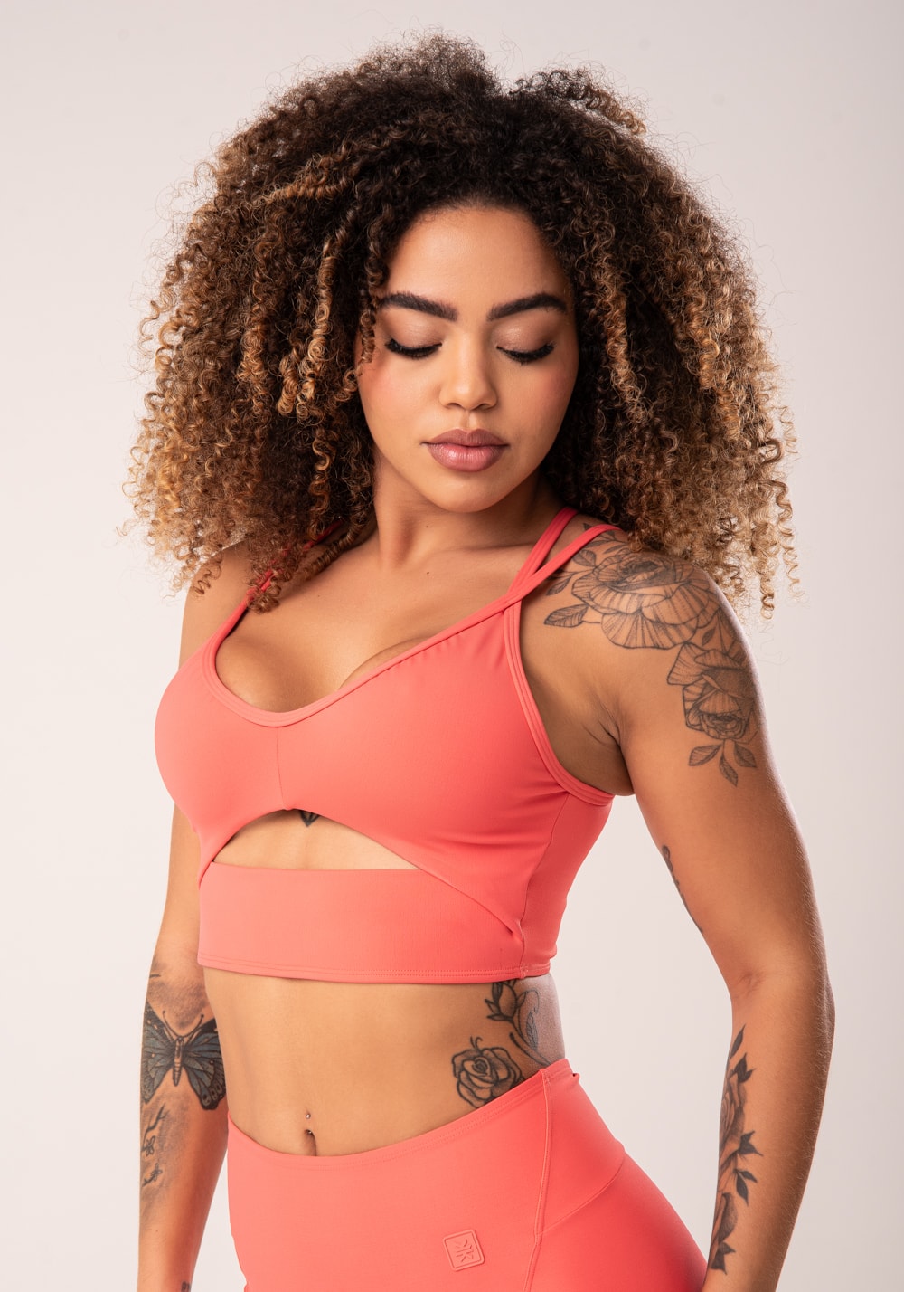 Top fitness feminino coral cut-out com decote franzido flow