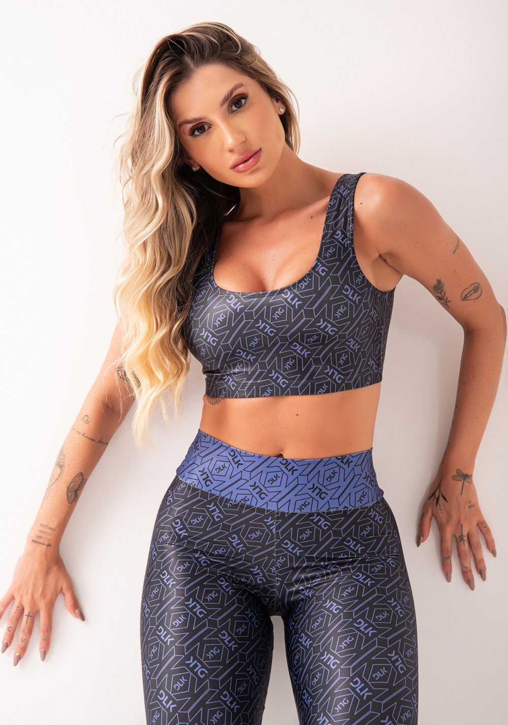 Top fitness feminino preto e azul logomania flow