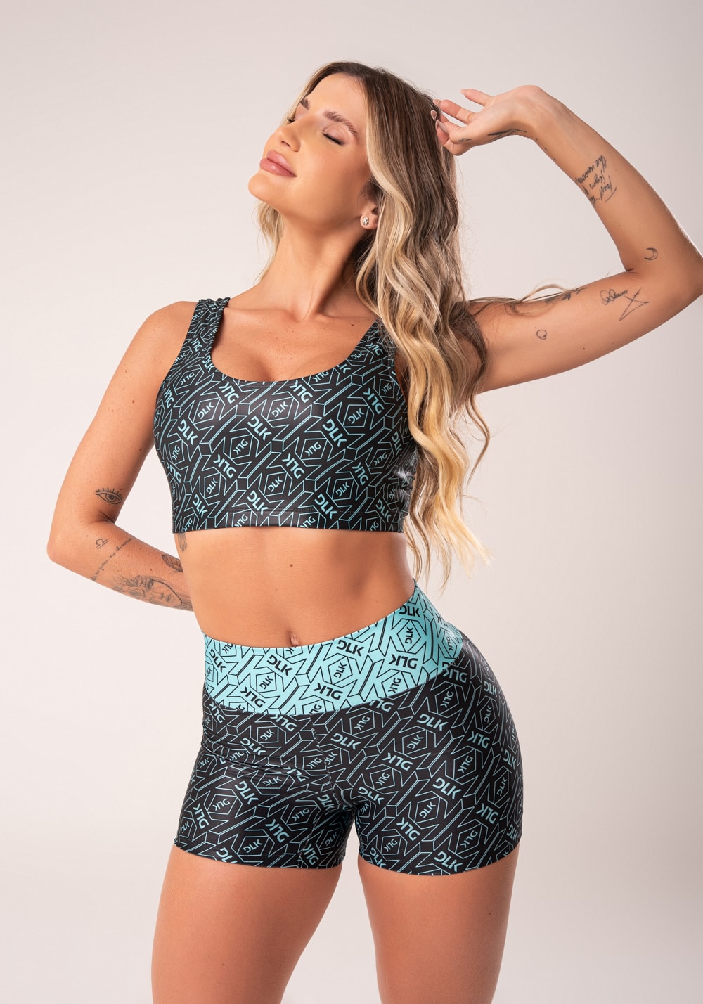 Top fitness feminino preto e verde logomania flow