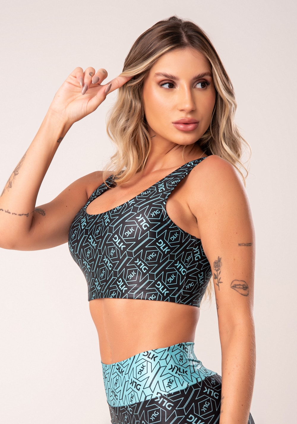 Top fitness feminino preto e verde logomania flow