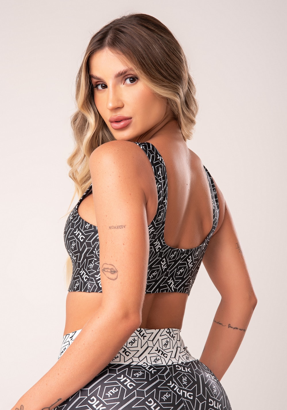 Top fitness feminino preto e branco logomania flow