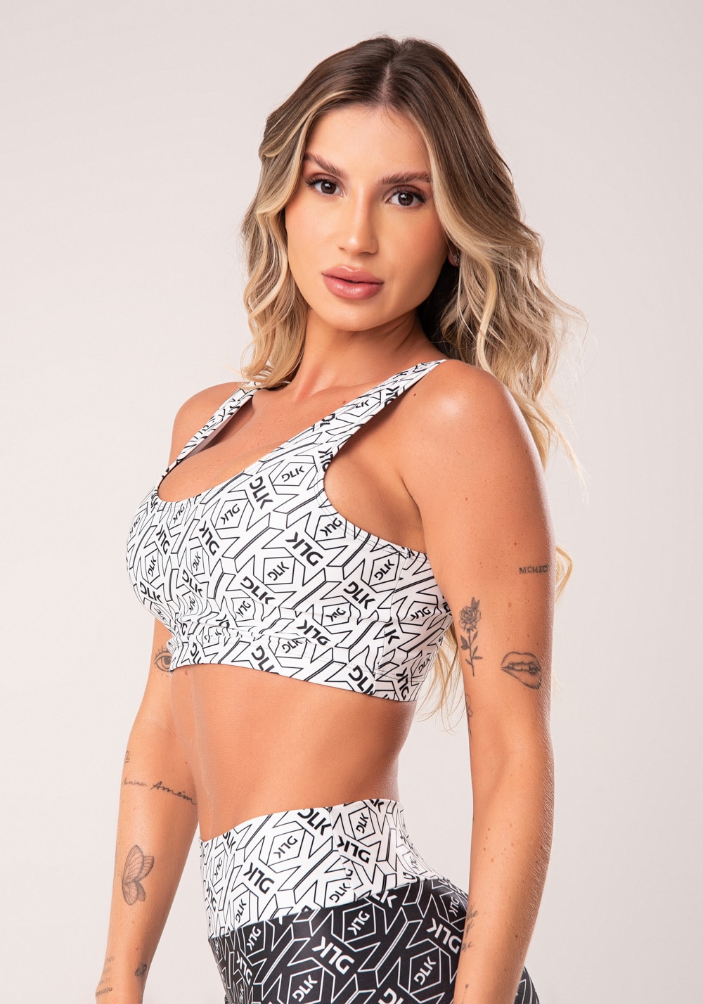 Top fitness feminino branco e preto logomania flow