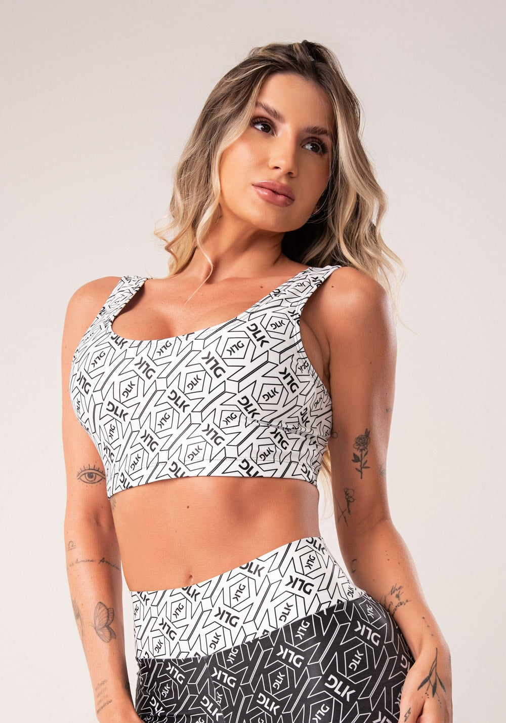 Top fitness feminino branco e preto logomania flow