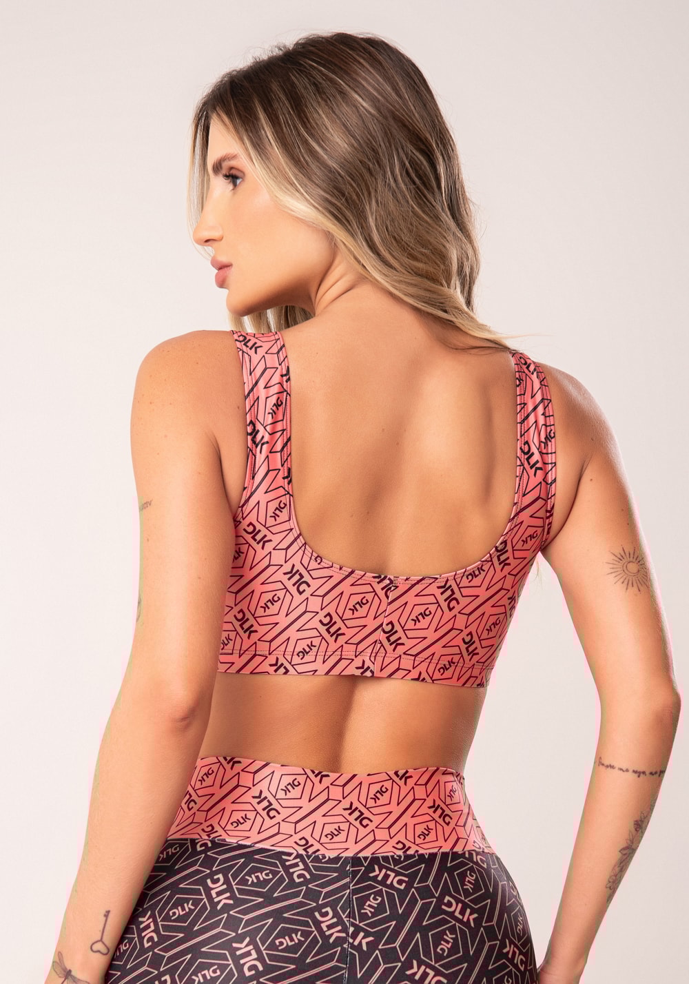 Top fitness feminino coral e preto logomania flow