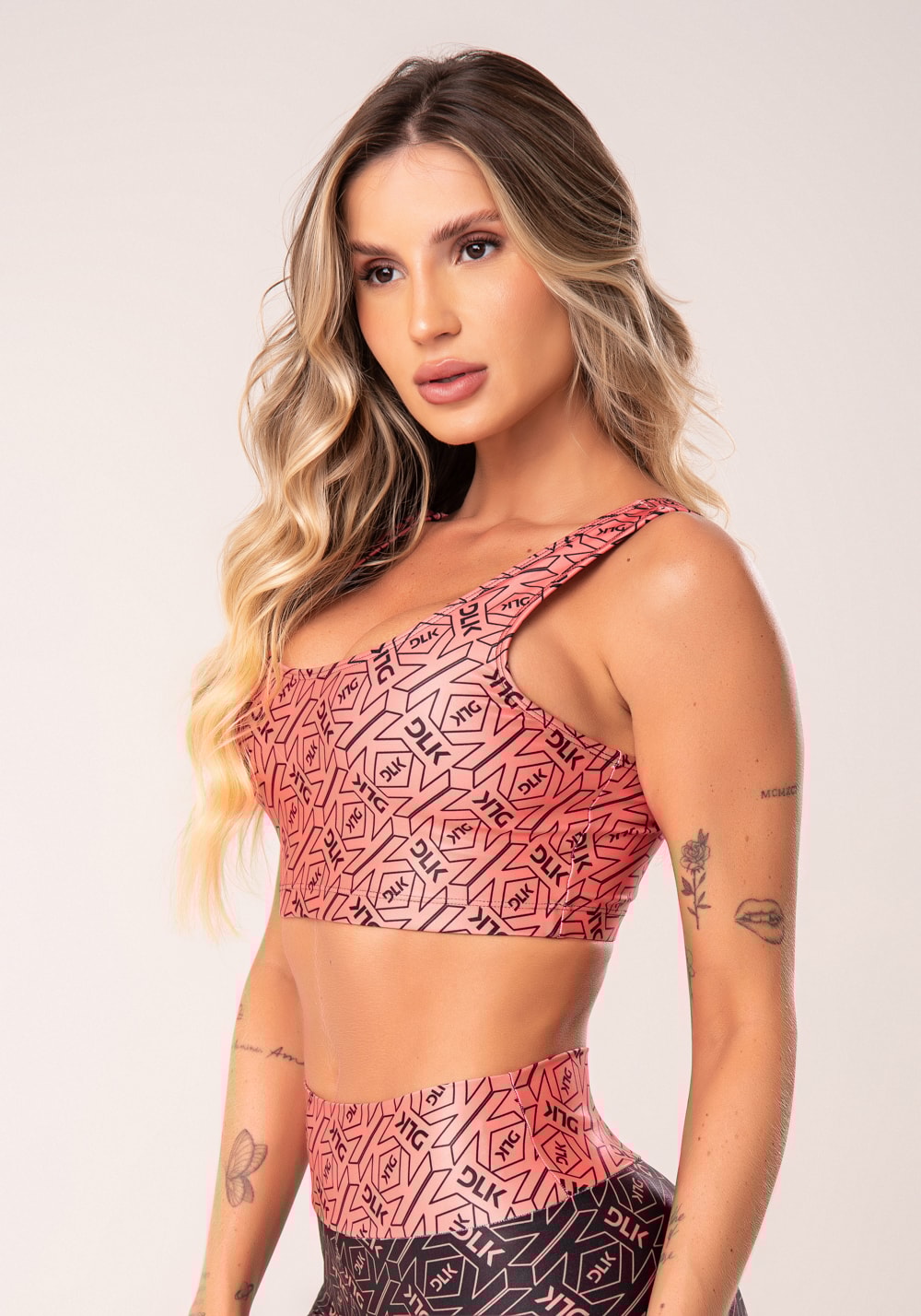 Top fitness feminino coral e preto logomania flow