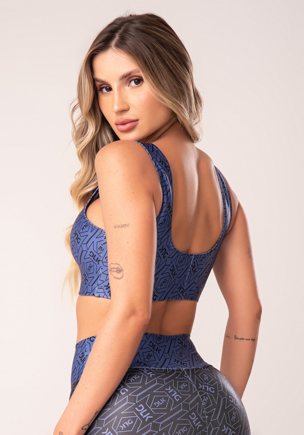 Top fitness feminino azul e preto logomania flow