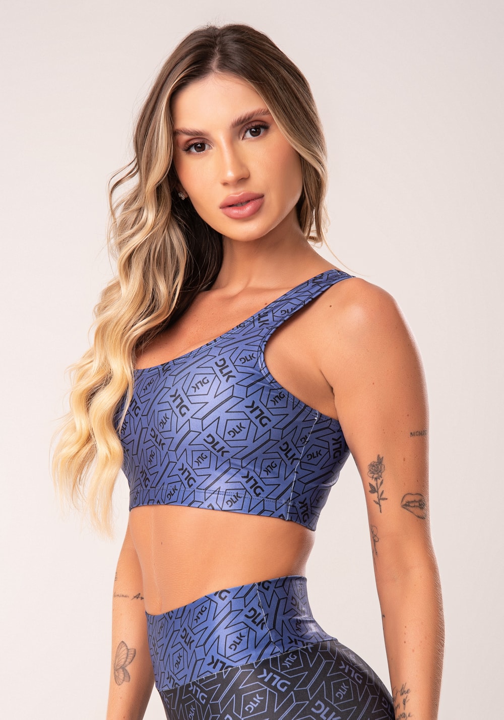 Top fitness feminino azul e preto logomania flow