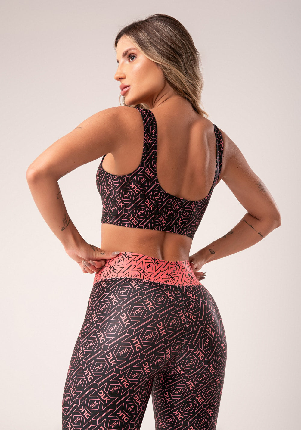 Top fitness feminino preto e coral logomania flow