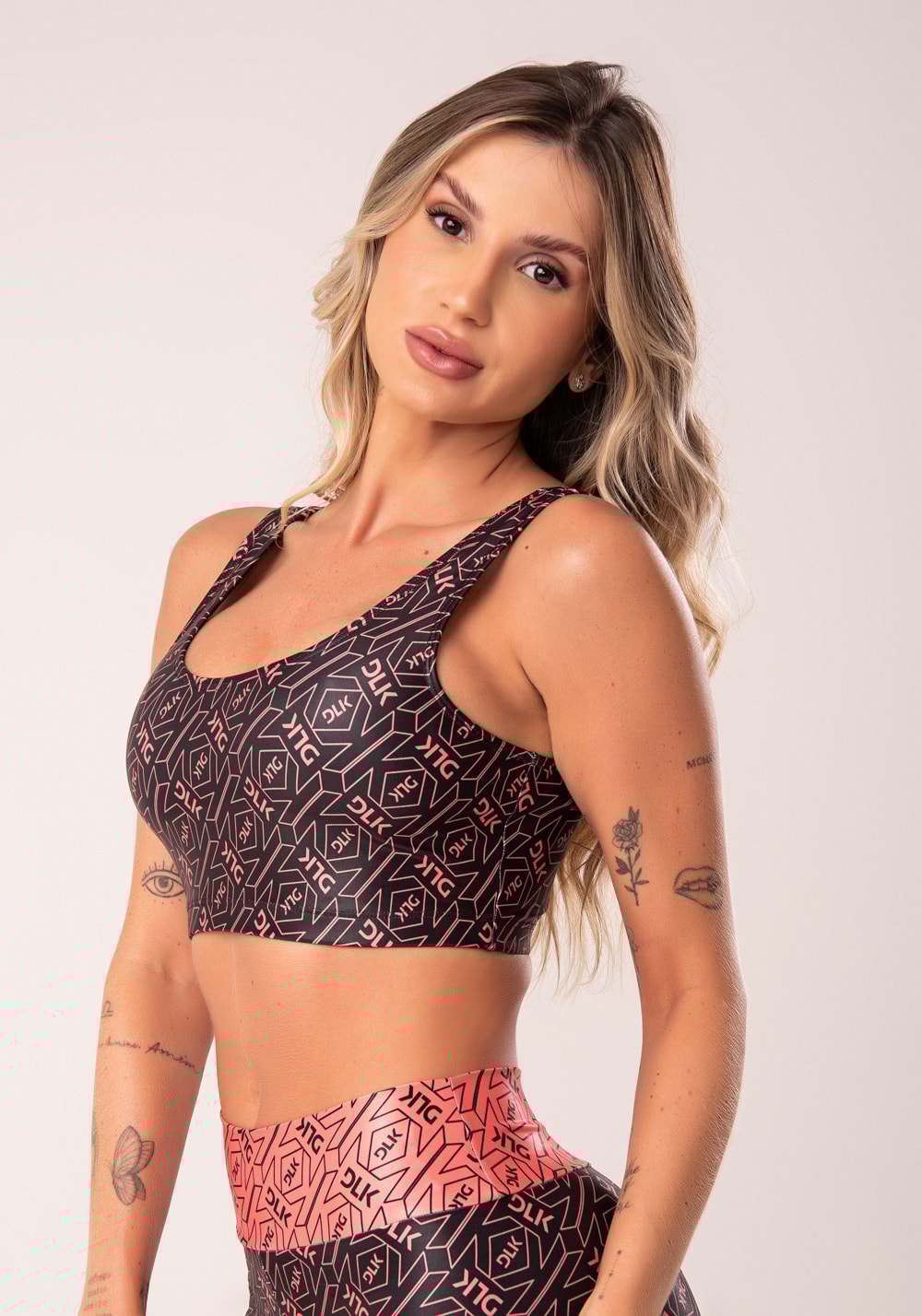 Top fitness feminino preto e coral logomania flow