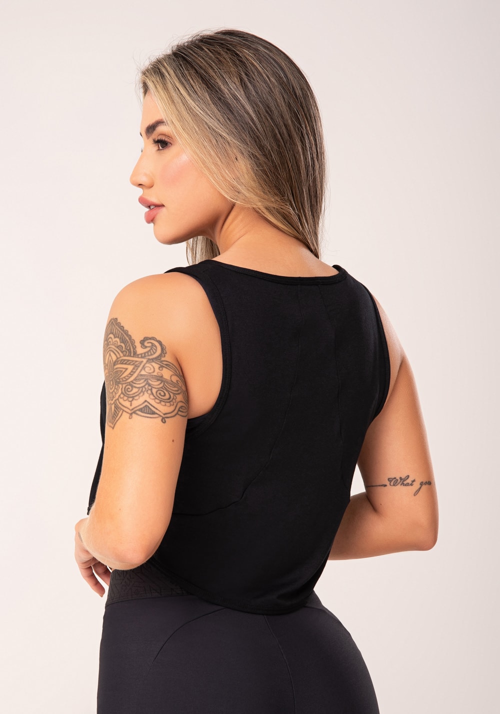 Cropped feminino preto com recortes flow