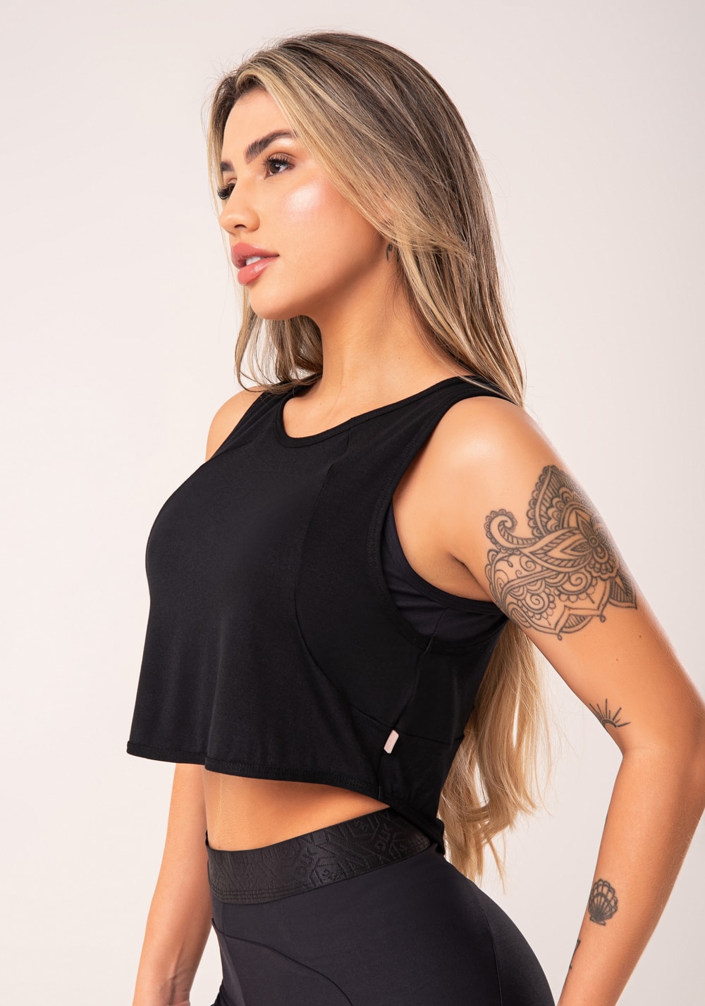 Cropped feminino preto com recortes flow