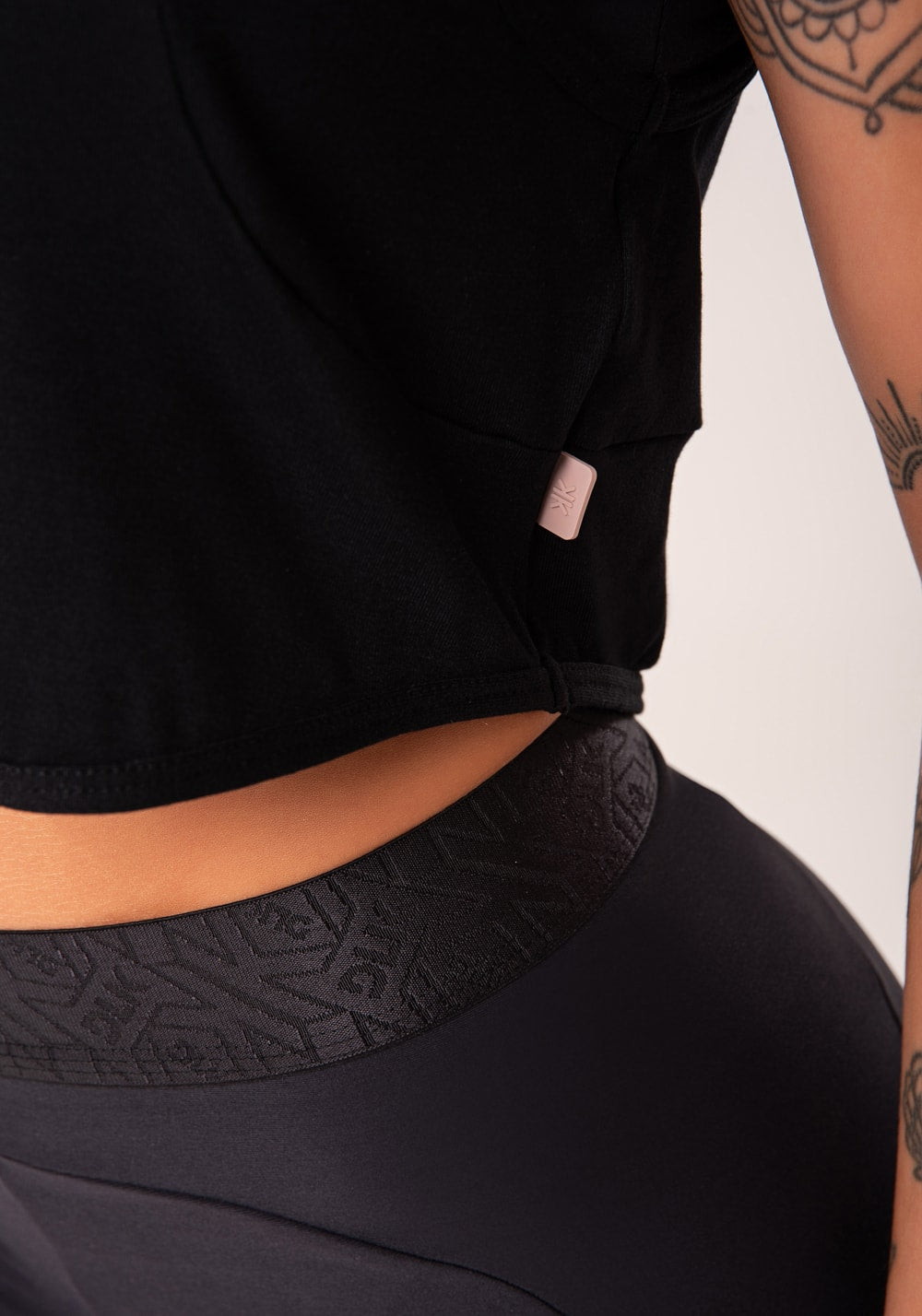 Cropped feminino preto com recortes flow