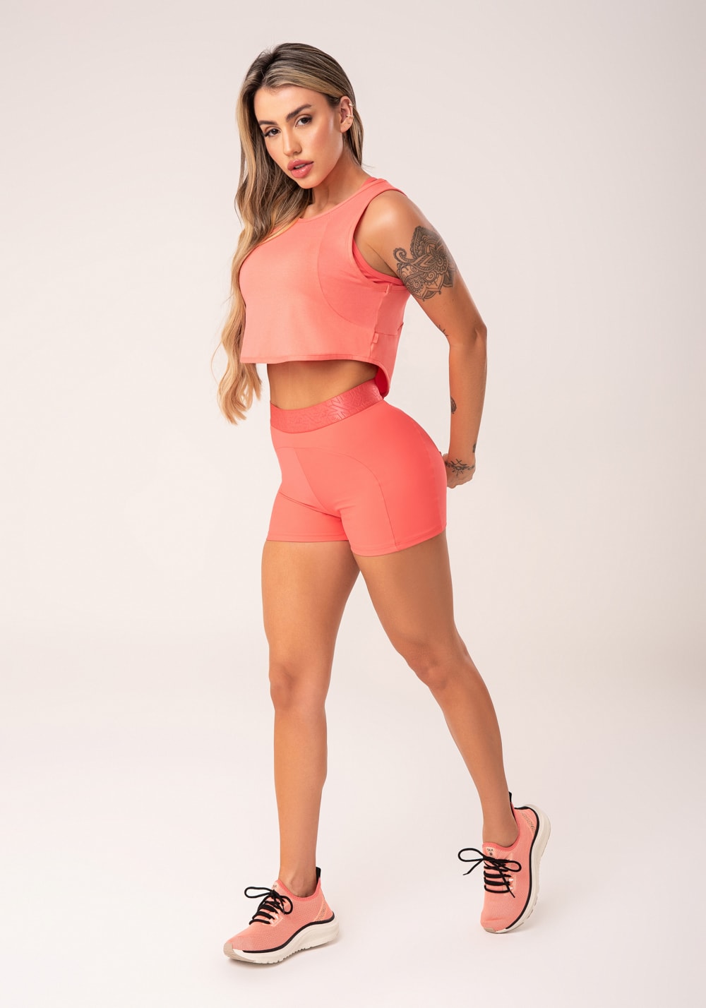Cropped feminino coral com recortes flow