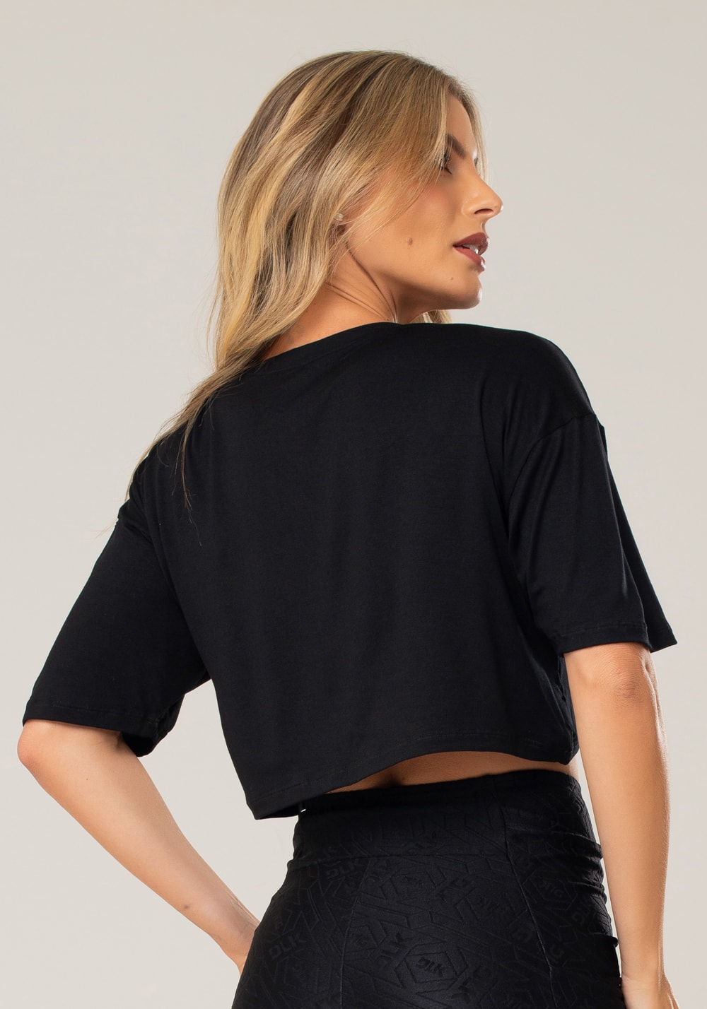 Cropped feminino preto manga curta flow