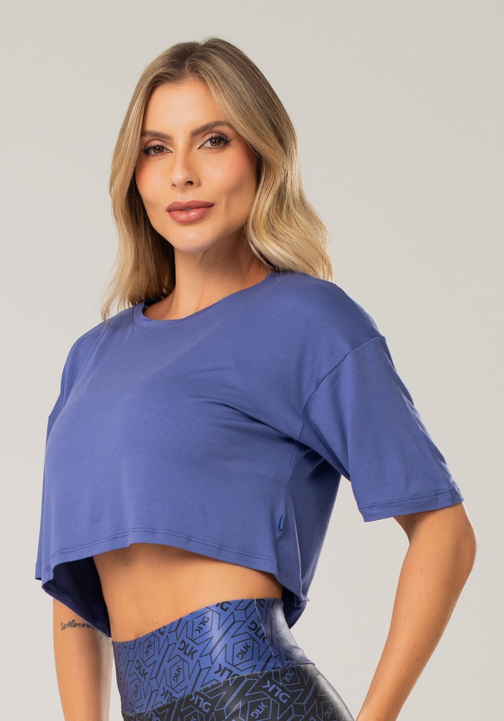 Cropped feminino azul manga curta flow