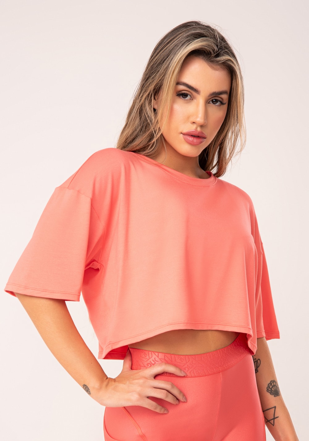 Cropped feminino coral manga curta flow