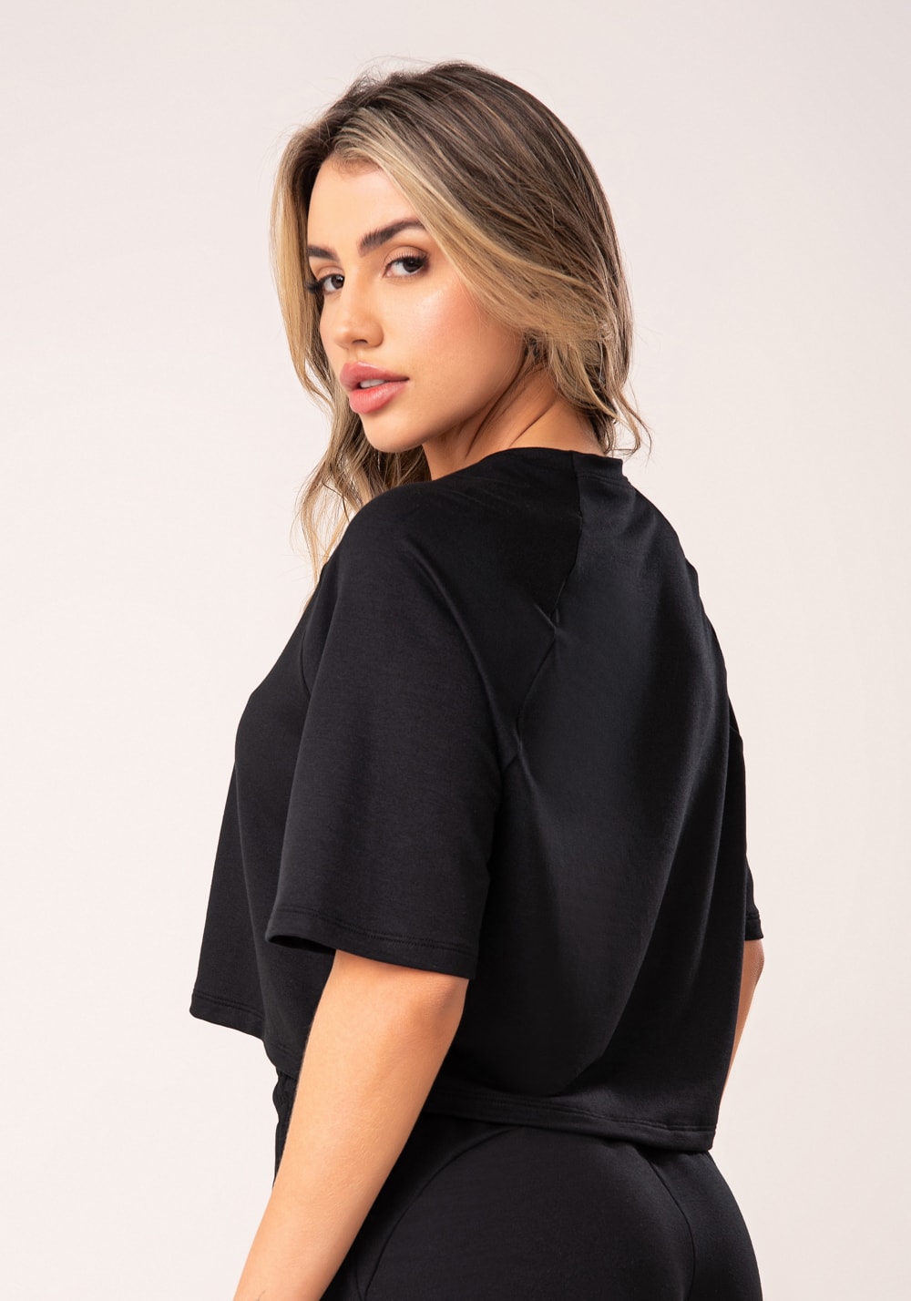 Cropped feminino preto moletinho manga curta raglan flow