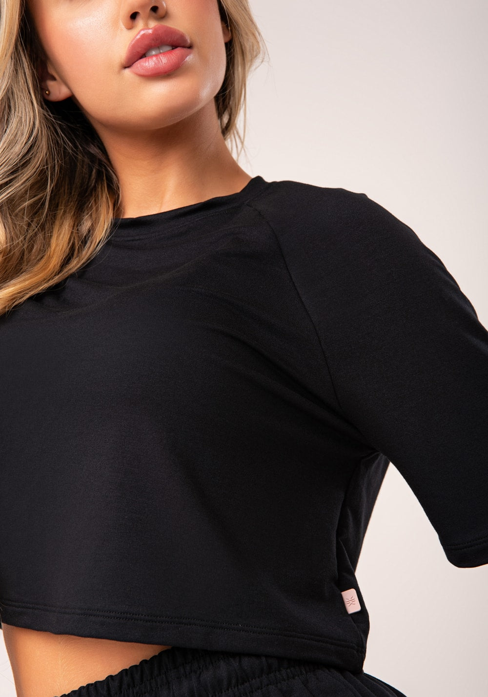 Cropped feminino preto moletinho manga curta raglan flow