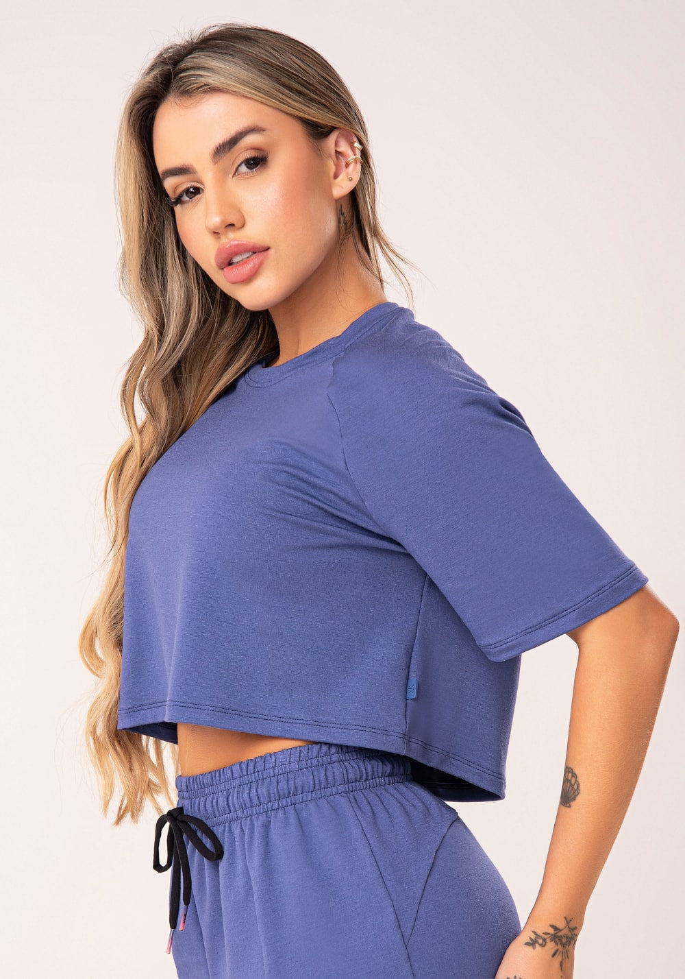 Cropped feminino azul moletinho manga curta raglan flow