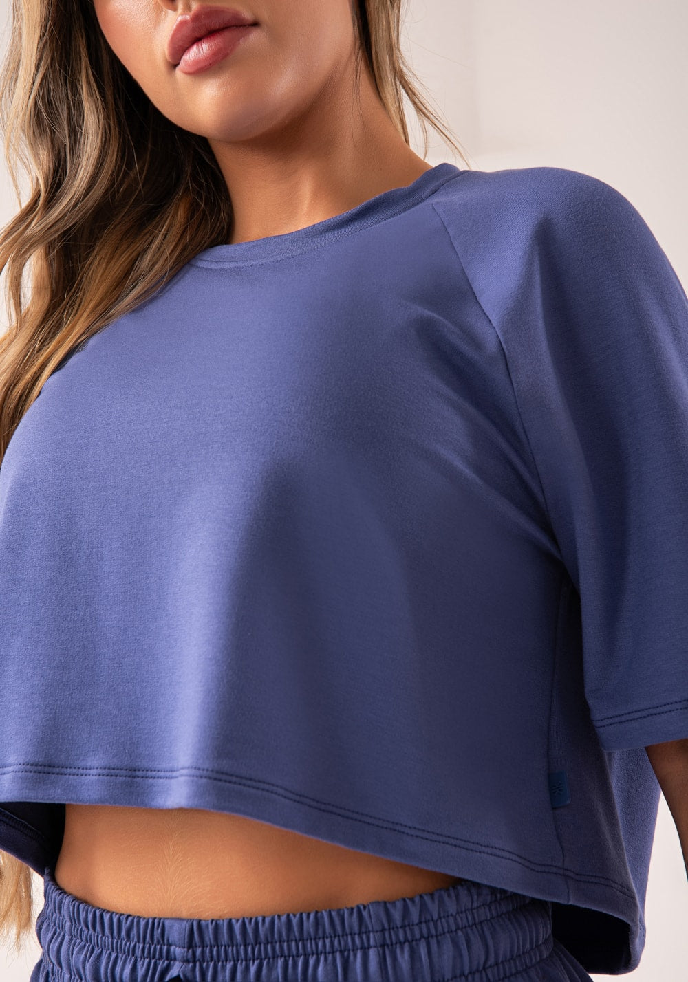 Cropped feminino azul moletinho manga curta raglan flow