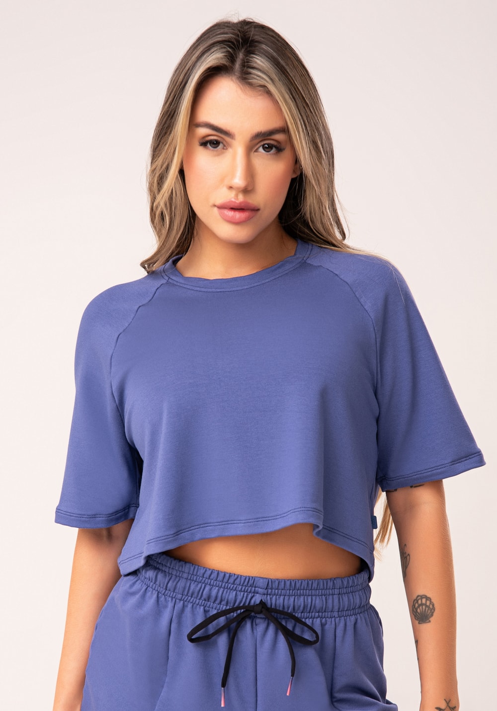 Cropped feminino azul moletinho manga curta raglan flow