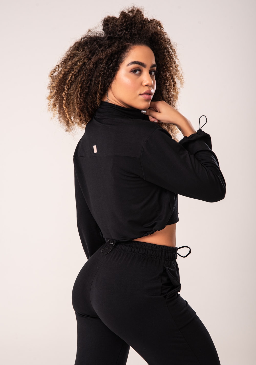 Casaco cropped feminino preto moletinho com zíper flow