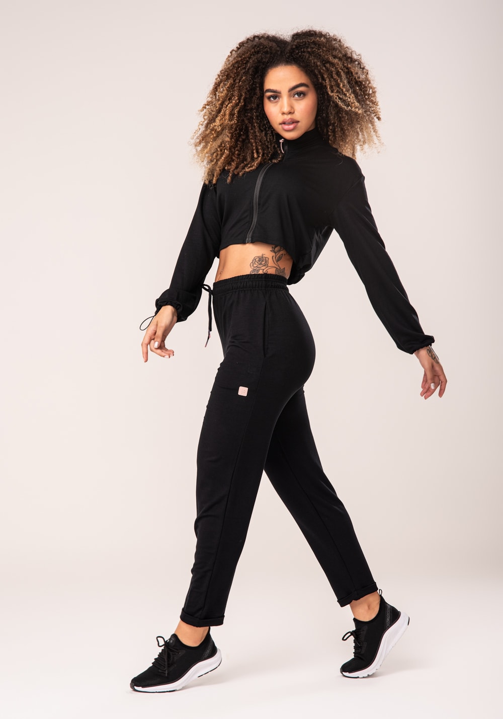 Casaco cropped feminino preto moletinho com zíper flow