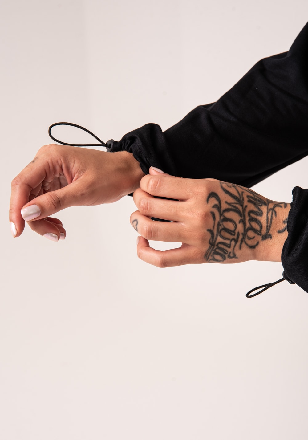 Casaco cropped feminino preto moletinho com zíper flow