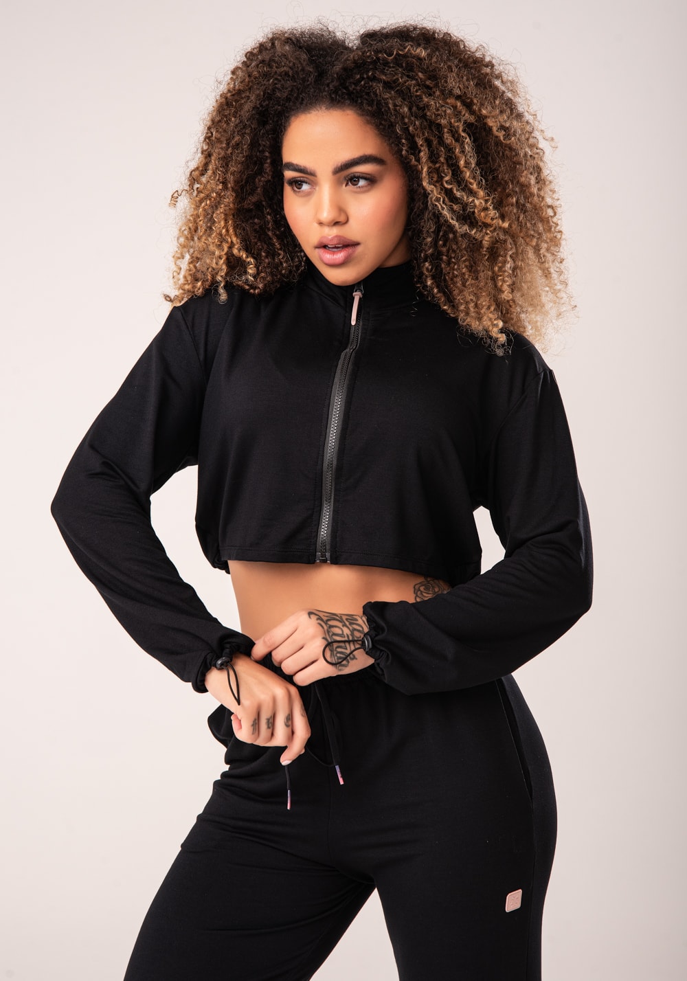 Casaco cropped feminino preto moletinho com zíper flow